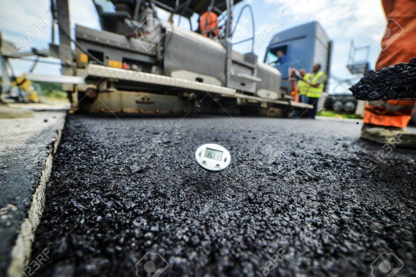 72104936 la construcción de carreteras de alta resistencia asfalto caliente se colocó y se mide para un control de