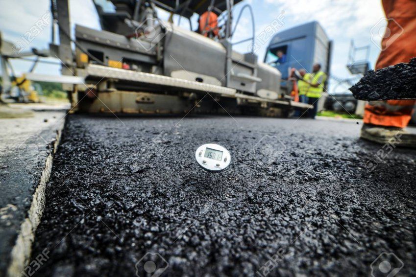 72104936 la construcción de carreteras de alta resistencia asfalto caliente se colocó y se mide para un control de